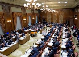　総括質疑を実施した参院予算委＝１３日午前