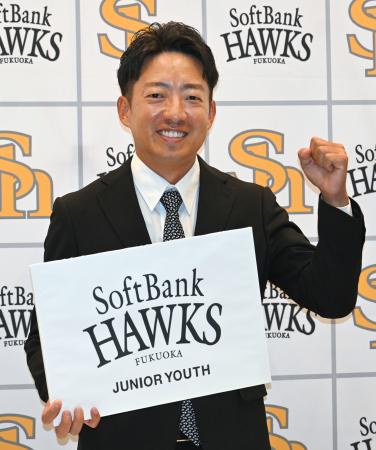 　ソフトバンクの中学生硬式野球チームの初代監督に就任し、ポーズをとる嘉弥真氏＝１３日、みずほペイペイドーム