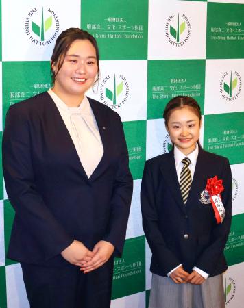 　服部真二賞の授賞式で、写真に納まる陸上女子やり投げの北口榛花（左）とフィギュアスケート女子の島田麻央＝１３日、東京都内