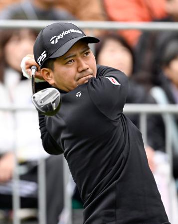 　第１日、１０番でティーショットを放つ石坂友宏。５アンダーで首位＝太平洋クラブ御殿場