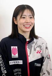 　バドミントン熊本マスターズ２回戦を棄権し、取材に応じる女子ダブルスの志田千陽＝１３日、熊本県立総合体育館