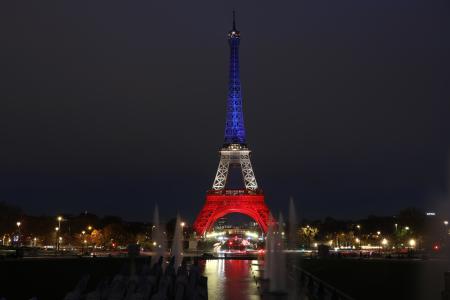 　フランス国旗の青白赤の３色にライトアップされたエッフェル塔＝１３日、パリ（ゲッティ＝共同）
