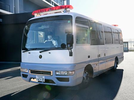 　送検のため浜松西署を出る川口陽子容疑者を乗せた車両＝１４日午前８時３２分