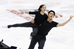 　公式練習で調整するペアの三浦璃来（左）、木原龍一組＝レークプラシッド（共同）