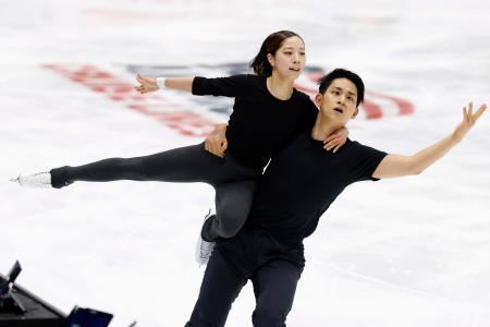 　公式練習で調整するペアの三浦璃来（左）、木原龍一組＝レークプラシッド（共同）