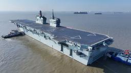 　試験航行に向かう中国軍の新型水陸両用強襲揚陸艦「四川」＝１４日、中国上海市（新華社＝共同）