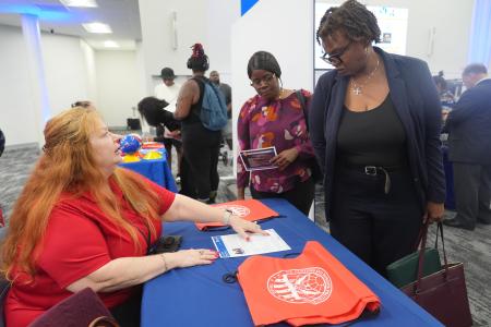 　就職説明会に訪れた人たち（右）＝１０月１日、米フロリダ州マイアミ（ＡＰ＝共同）