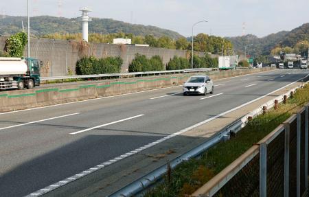　３日未明に乗用車が交通事故を起こした西名阪自動車道上り線の現場付近＝１４日午後、大阪府柏原市