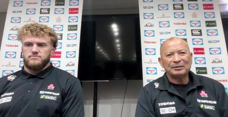 　ウェールズ戦を前にオンラインで記者会見するラグビー日本代表のジョーンズＨＣ。左はディアンズ＝１３日