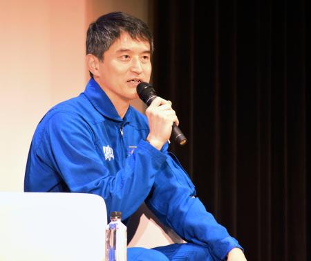 　国際宇宙ステーションでの活動を報告するＪＡＸＡの大西卓哉飛行士＝１４日午後、東京都豊島区