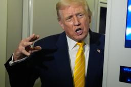 　大統領専用機「エアフォースワン」の機内で報道陣の取材に応じるトランプ大統領＝１４日（ＡＰ＝共同）