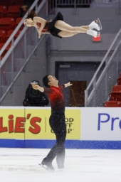 　ペアＳＰ　演技する三浦璃来（上）、木原龍一組＝レークプラシッド（共同）