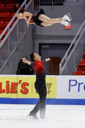 　ペアＳＰ　演技する三浦璃来（上）、木原龍一組＝レークプラシッド（共同）