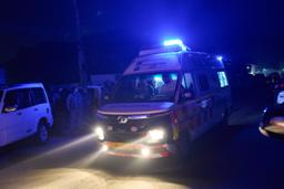 　爆発現場となった警察署を離れる救急車両＝１４日、スリナガル（ＡＰ＝共同）