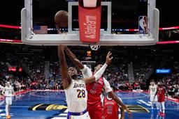 　ペリカンズ戦でシュートを放つレーカーズの八村塁（手前左）＝１４日、ニューオーリンズ（ＡＰ＝共同）