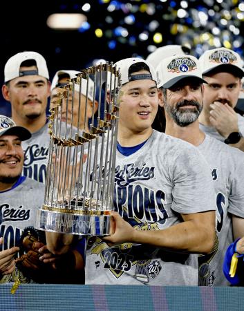 　米大リーグ、ワールドシリーズ２連覇を達成し、トロフィーを手にするドジャースの大谷翔平＝２日、トロント（共同）