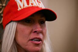 　米ワシントンで報道陣に話すグリーン下院議員＝１月（ロイター＝共同）