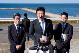 　横田めぐみさんが北朝鮮工作員に拉致されたとみられる現場周辺を視察し、記者団の取材に応じる木原官房長官。めぐみさんの弟拓也さん（右）と哲也さん（左）も同行した＝１５日午後、新潟市