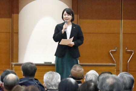 　市民との対話集会で説明する前橋市の小川晶市長＝１５日午後、前橋市