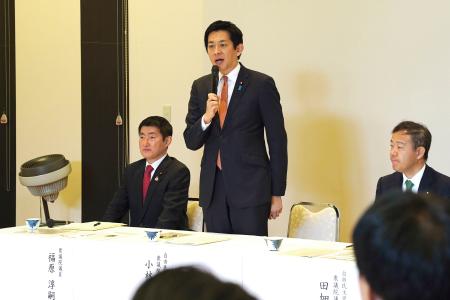 　自治体首長らと意見交換する自民党の小林政調会長＝１５日午前、秋田県北秋田市