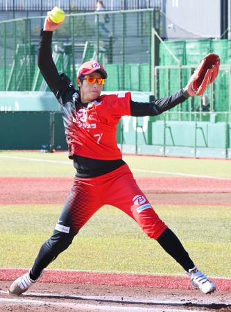 　ソフトボールのＪＤリーグ・プレーオフ準決勝の戸田中央戦で、完封したビックカメラ高崎の上野＝ジャイアンツタウンスタジアム