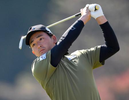 　第３日、２番でショットを放つ金子駆大。通算１５アンダーで首位＝太平洋クラブ御殿場