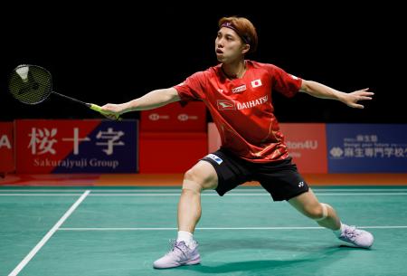 　男子シングルス準決勝でプレーする奈良岡功大＝熊本県立総合体育館