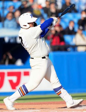 　中京大中京戦の２回、右中間に本塁打を放つ神戸国際大付・石原＝神宮