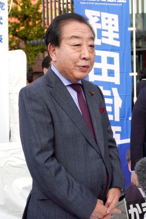 　記者団の取材に応じる立憲民主党の野田代表＝１５日午後、熊本市