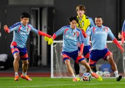 　ボリビア戦に向け、調整する（左から）遠藤、佐藤、瀬古、藤田＝千葉市内