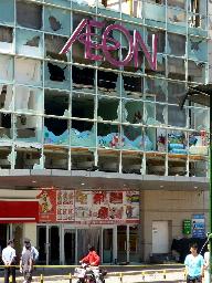 　２０１２年、中国山東省青島で暴徒化したデモ隊に襲撃され略奪を受けた日系スーパー