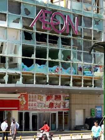 　２０１２年、中国山東省青島で暴徒化したデモ隊に襲撃され略奪を受けた日系スーパー