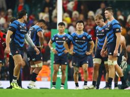 　ウェールズに敗れ、肩を落とす斎藤（右から３人目）ら日本の選手＝カーディフ（ロイター＝共同）