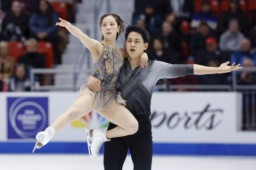 　ペアフリー　演技する三浦璃来（左）、木原龍一組＝レークプラシッド（共同）