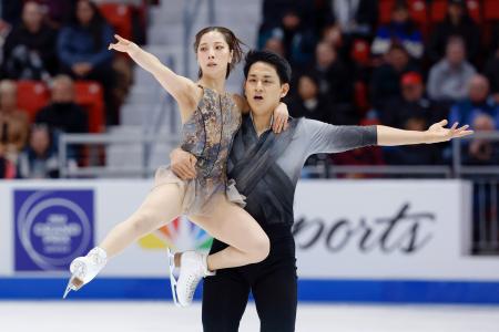 　ペアフリー　演技する三浦璃来（左）、木原龍一組＝レークプラシッド（共同）