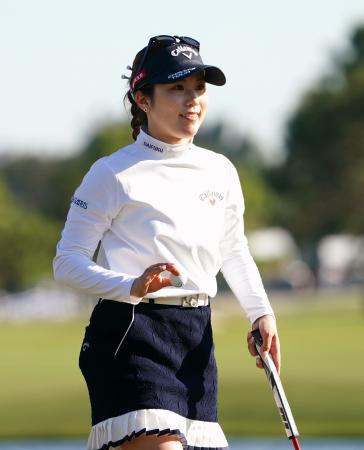 　第３ラウンド、笑顔でホールアウトする西村優菜。通算７アンダーで１０位＝ペリカンＧＣ（共同）