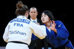 　決勝でフランスのエムと対戦する田中志歩（右）＝１５日、ザグレブ（ゲッティ＝共同）