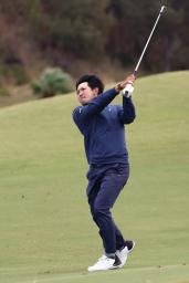 　第３ラウンド、ショットを打つ金谷拓実＝サウサンプトン（ゲッティ＝共同）