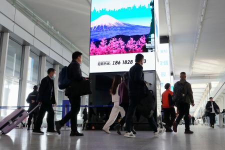 　北京首都国際空港の大型画面に表示された富士山のイラスト＝１６日（共同）