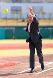 　ファーストピッチセレモニーに登場した王貞治さん＝ジャイアンツタウンスタジアム