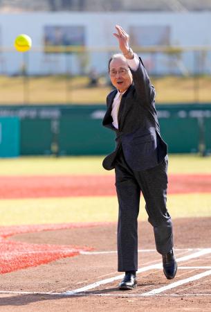 　ファーストピッチセレモニーに登場した王貞治さん＝ジャイアンツタウンスタジアム