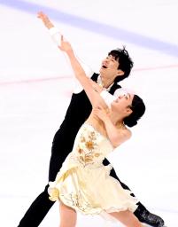 　アイスダンスフリー　演技する櫛田育良（手前）、島田高志郎組＝東京辰巳アイスアリーナ