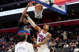 　セブンティシクサーズ戦でダンクシュートを決めるピストンズのグリーン（左）＝１４日、デトロイト（ＡＰ＝共同）