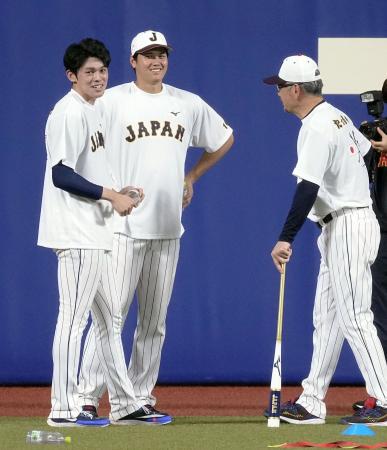 　２０２３年３月、ＷＢＣ日本代表に合流した大谷翔平（中央）と談笑する佐々木朗希（左）＝バンテリンドーム