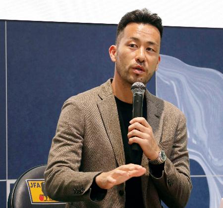 　日本プロサッカー選手会の臨時総会後、記者会見する吉田麻也会長＝１７日、東京都内