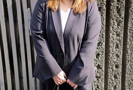 　取材に応じる、死亡したペット斎場の従業員の妻＝１７日午後、長崎地裁前