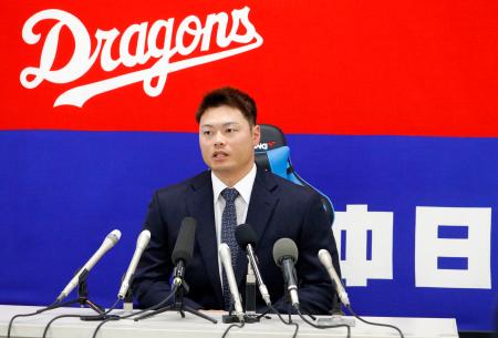 　契約を更改し、記者会見する中日・細川＝１７日、ナゴヤ球場