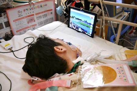 　デフリンピック会場にいる分身ロボットを通じて競技を観戦する星加琉翔さん＝１７日、東京都小平市