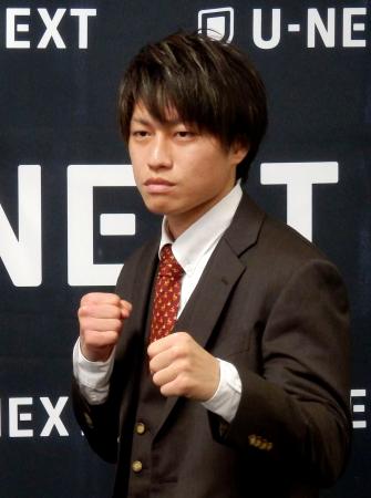 　世界挑戦が決まり、ポーズをとるＷＢＯフライ級４位の桑原拓＝１７日、横浜市