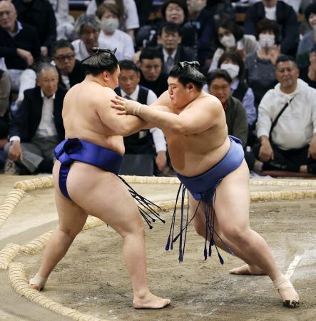 　大の里（右）が押し出しで欧勝馬を下す＝福岡国際センター